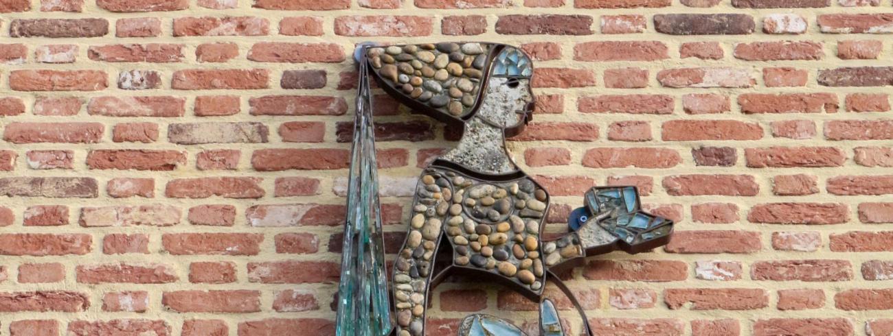Beeld Gudula aan de gevel van de woning van Annemie Saeys en Pieter Van den Bossche (Moorsel)  