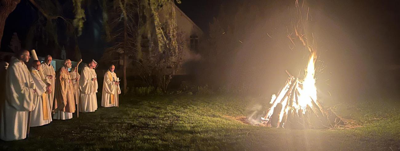 Het paasvuur aan het begin van de paaswake in de Abdij van West-Vleteren. 
