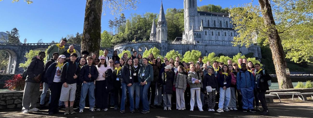 47 jongeren en 12 begeleiders op jongerenbedevaart in Lourdes. 