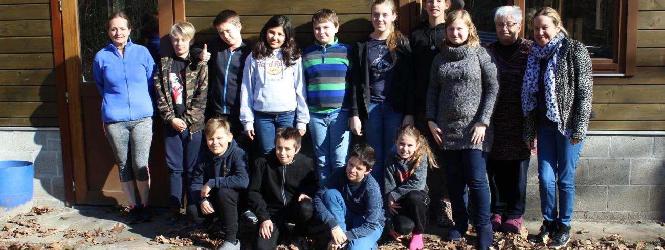 De vormelingen van het Neerland en het Valaar met hun catechisten © JvR