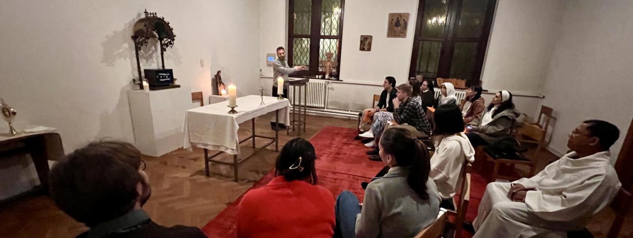 Le père Quentin lit l'Évangile à San Damiano © Chris De Groote