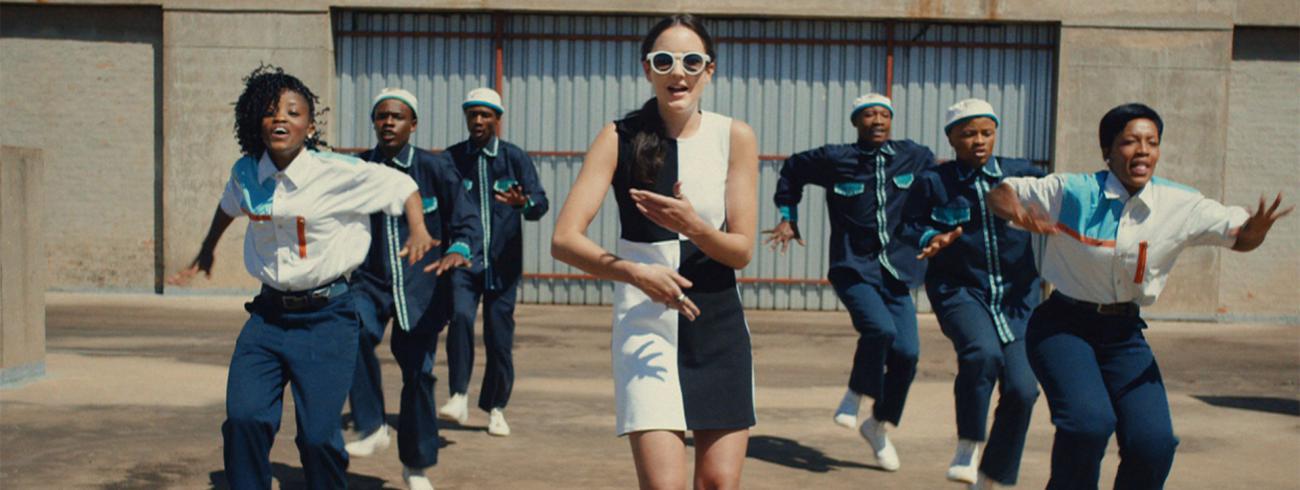 Jain in de clip 'Makeba', een aanstekelijk dansje dat 7 jaar na de release viraal gaat op Tiktok. 
