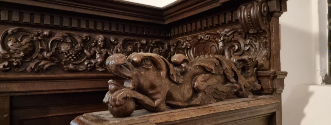Houtsnijwerk draak. Vaak geassocieerd met de duivel, de personificatie van het kwaad.en de zonde  