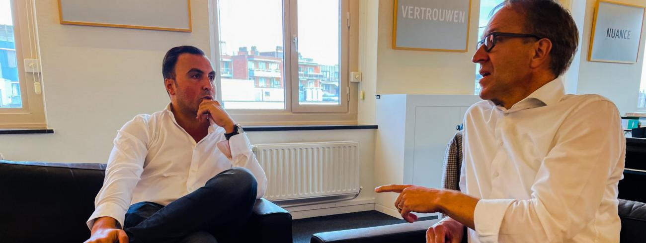 Opdrachthouder Diversiteit Khalid Benhaddou en rector Rik Van de Walle bij de sleutelwoorden 'twijfel', 'vertrouwen' en 'nuance' in het bureau van de rector.. © Lieve Wouters