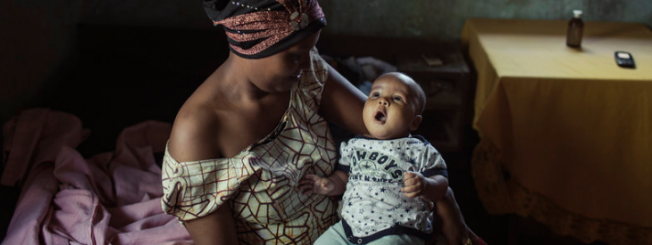 Deze baby is net geopereerd aan de ogen en kan voor het eerst zien. Wat een wonder dankzij Licht voor de Wereld! © Licht voor de Wereld