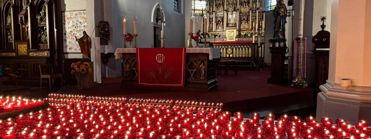 1300 kaarsjes in de kerk van Sint-Antonius-Abt © Kelly Huysmans