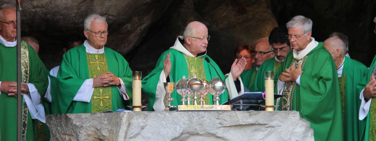 Eucharistieviering aan de grot van Lourdes © Bedevaarten bisdom Gentn