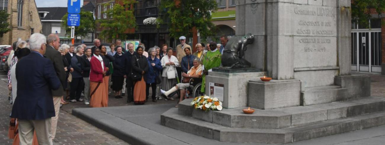 Eerbetuigingen aan Pater Lievens © Thierry Christiaens