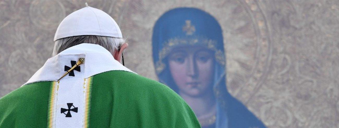Paus Franciscus in gebed tot Maria © Vatican Media