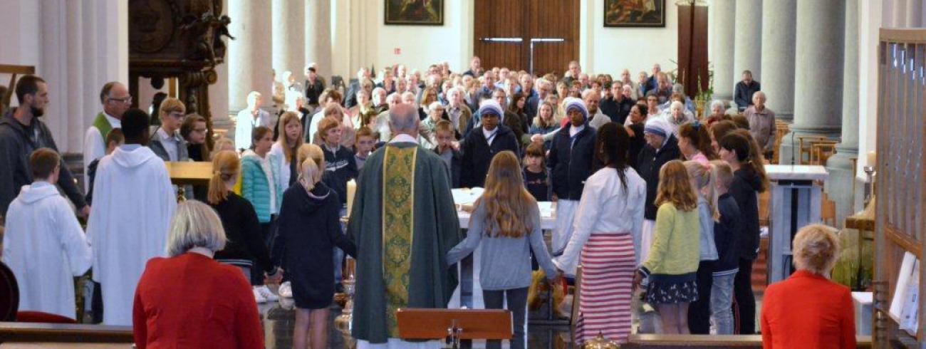 Zusters van Moeder Teresa in onze gezinsviering te SGW © Urbain Van Kemseke