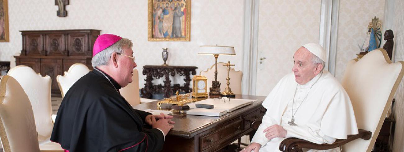 Aartsbisschop Hollerich bij paus Franciscus © OSR/SIR