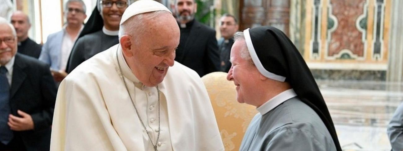 Paus Franciscus spreekt de zusters moed in © Vatican Media