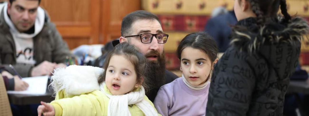 Franciscanen in Aleppo: ze zijn met niet veel, maar samen met talrijke vrijwilligers maken ze een wereld van verschil voor bewoners die have en goed kwijt zijn door de oorlog en de aardbeving. © Franciscanen Aleppo