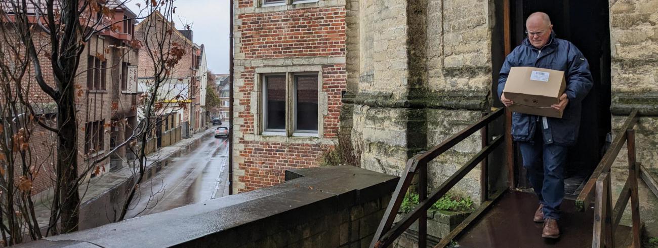 Goederen van de ‘Solidariteitstafel’ van kerst 2022 ophalen © Pastorale zone Leuven aan de Dijle