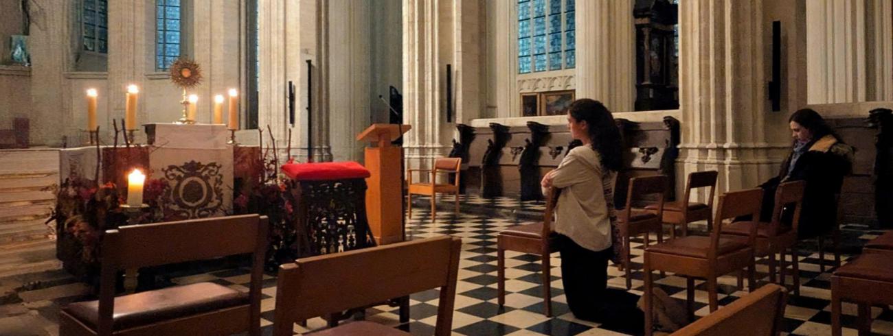 Aanbiddingsmoment in de Sint-Pieterskerk te Leuven © Pastorale zone Leuven aan de Dijle