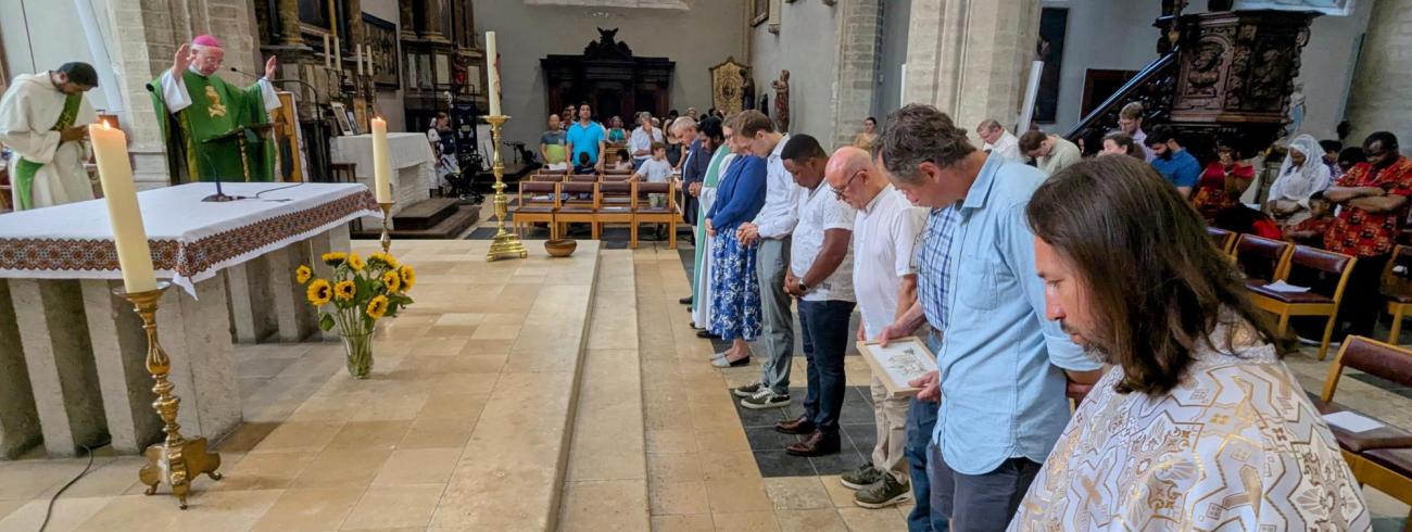 Hulpbisschop Koen Vanhoutte zegent de leden van de gemeenschapsploeg van Sint-Kwinten © Pastorale zone Leuven aan de Dijle