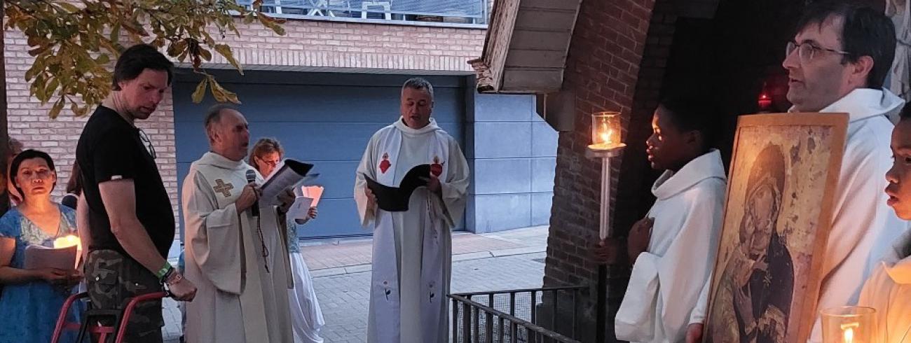 Tijdens de processie: de halte bij de kapel aan het Herendal © John Van Vreckem