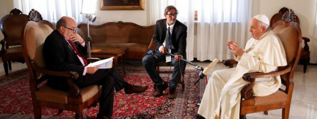 Paus Franciscus in  gesprek met de journalist Philip Pullella van Reuters © Vatican Media