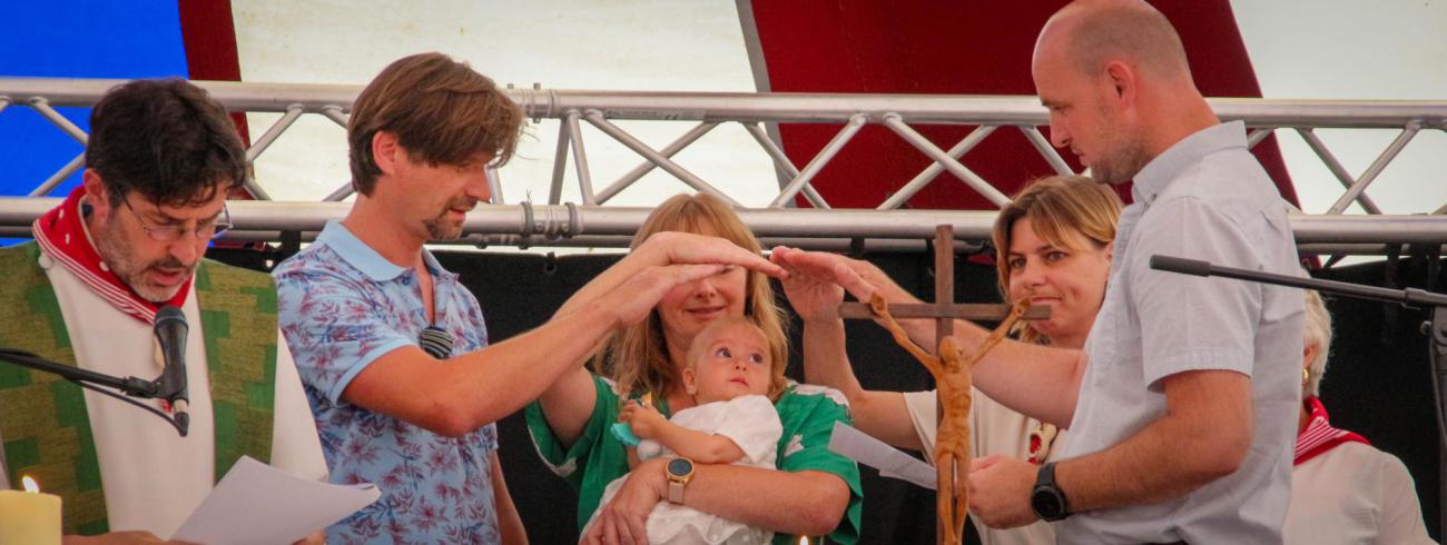 Doopsel tijjdens de eucharistieviering op de Pikkeling (Moorsel 2022) © foto met liefs. Simonne  © foto met liefs. Simonne 