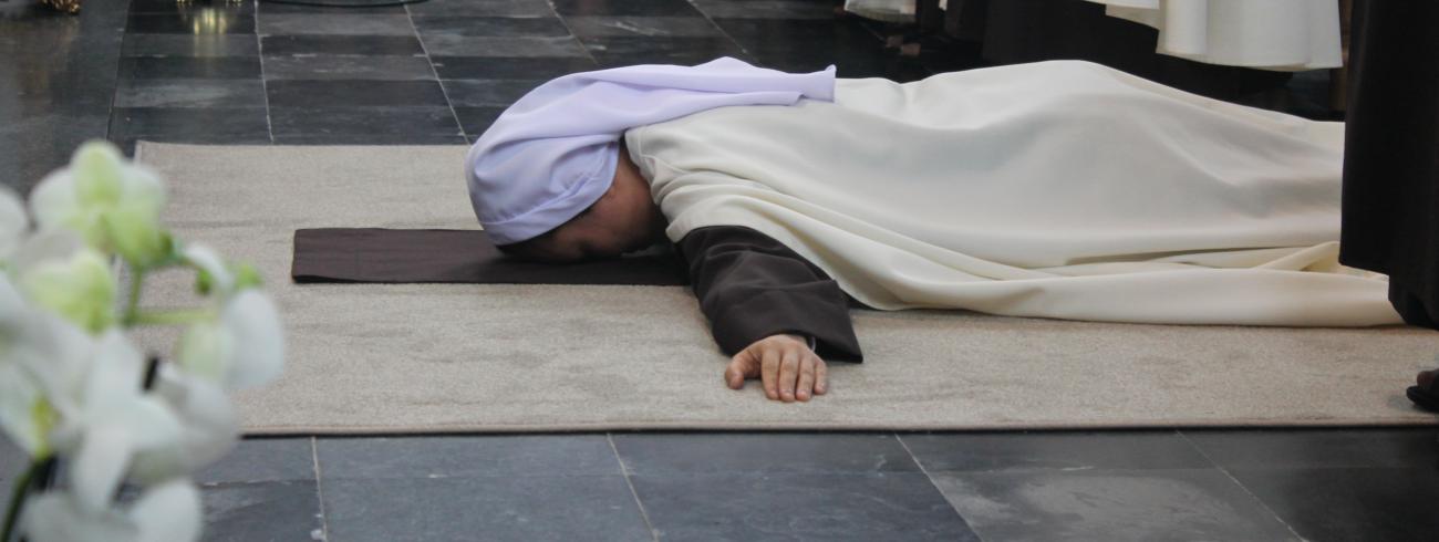 Zuster Marie Paul Thérèse legt zich neer op de grond als teken van hele toewijding aan God. © Karmel Vilvoorde