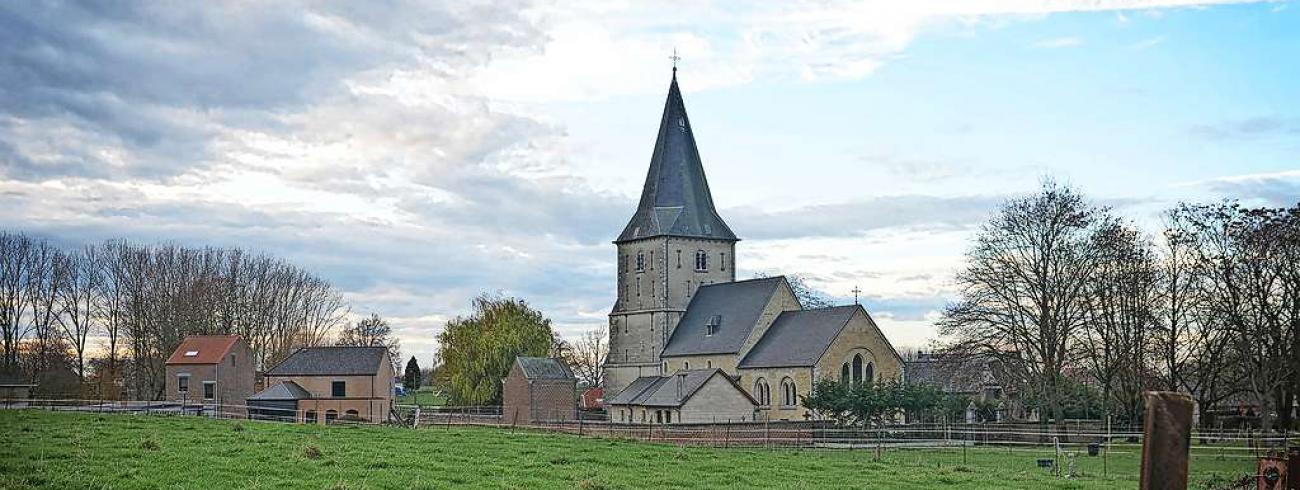 Het romaanse kerkje in Wezeren ligt veraf van de kathedraal in Mechelen.  © Tony Dupont