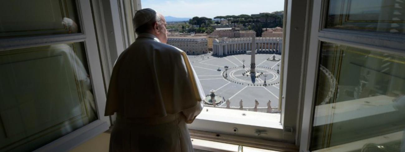 Paus Franciscus blikt op een leeg Sint-Pietersplein  © Vatican Media