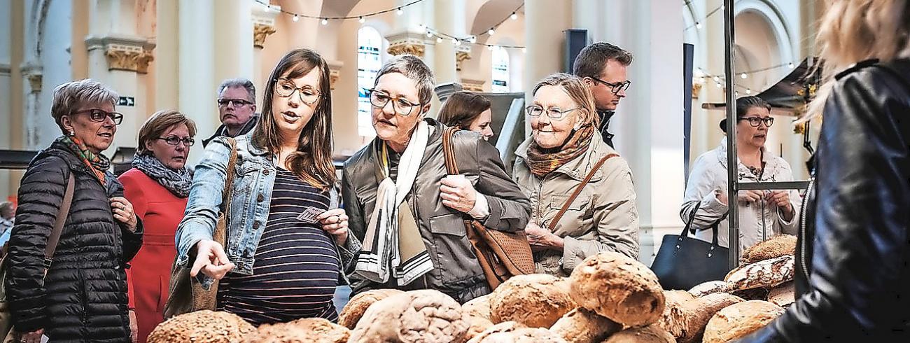 Boerenbrood op de boerenmarkt in de gewezen Sint-Amands in Roeselare. © © FotoFever/CRKC