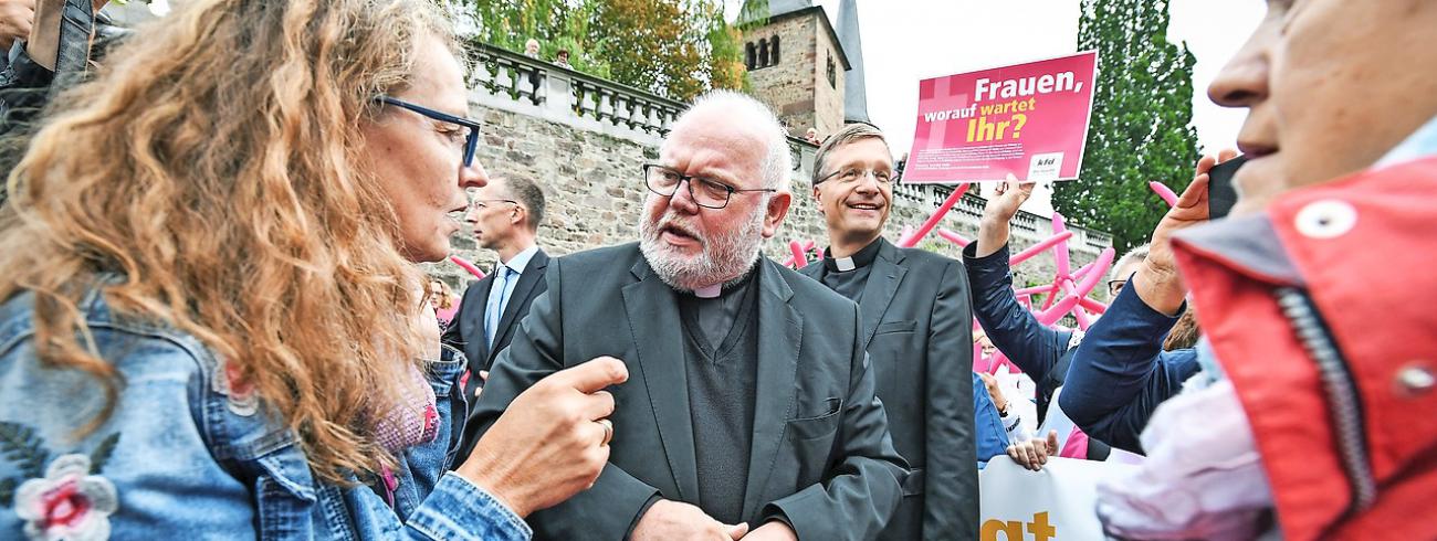 Kardinaal Reinhard Marx wordt in Fulda geconfronteerd met betogende vrouwen. © © KNA-Bild