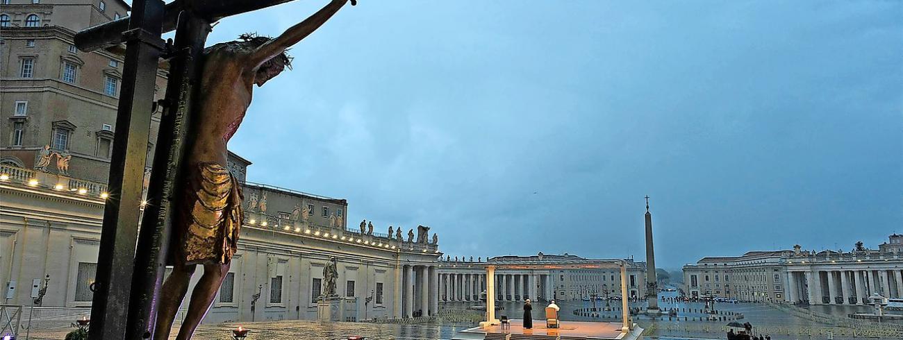 Op een verlaten Sint-Pietersplein gaf paus Franciscus de zegen urbi et orbi. © Belga Image