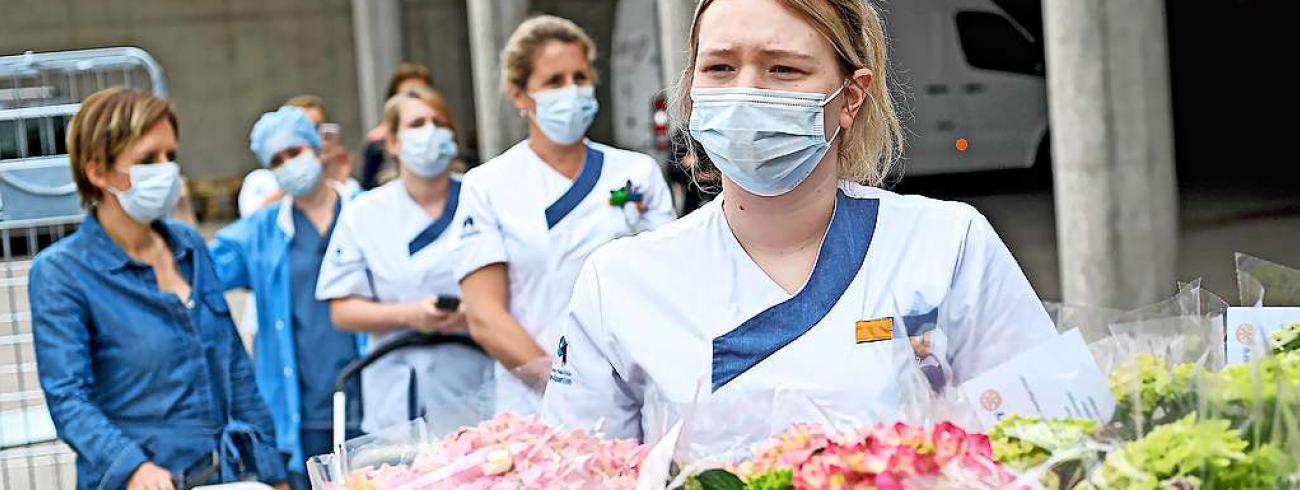 Bloemen voor de zorgkundigen in AZ Sint-Maarten, in Mechelen, in mei 2020.  © Belga Image