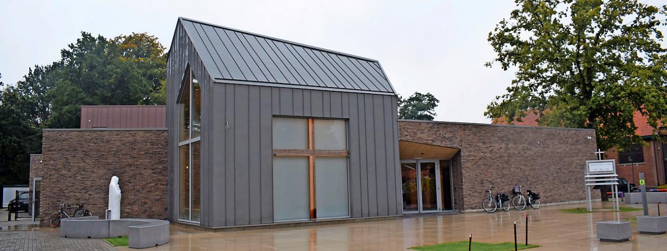 De heropgebouwde kerk in Lutselus is een multifunctioneel en ecologisch gebouw.  © Belga Image