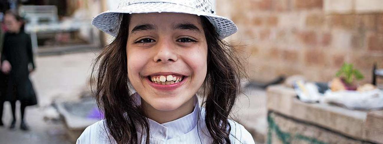 Volgens Leviticus mag het haar rond de oren niet afgeknipt worden. Op de foto een joodse jongen met haarlokken.  © Belga Image