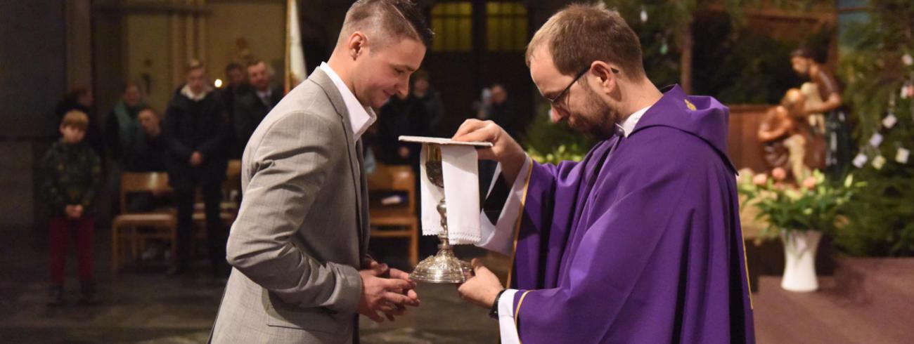 Pastoor Marcin ontvangt de offergaven 