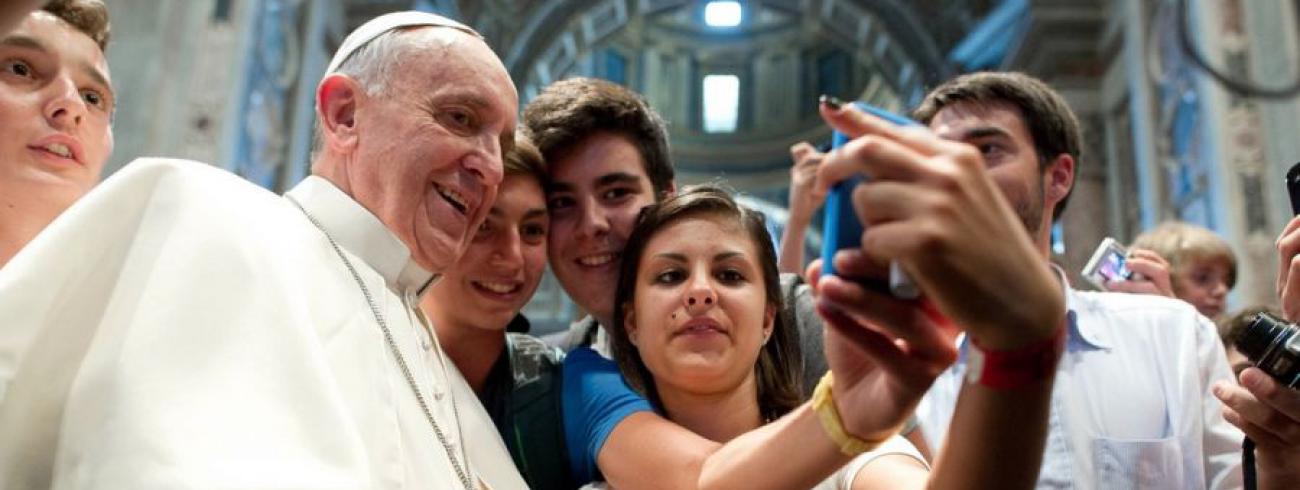 Ook paus Franciscus is inmiddels vertrouwd met de selfie © SIR