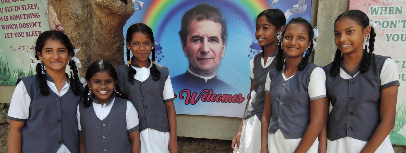 Indische leerlingen met afbeelding Don Bosco © Don Bosco