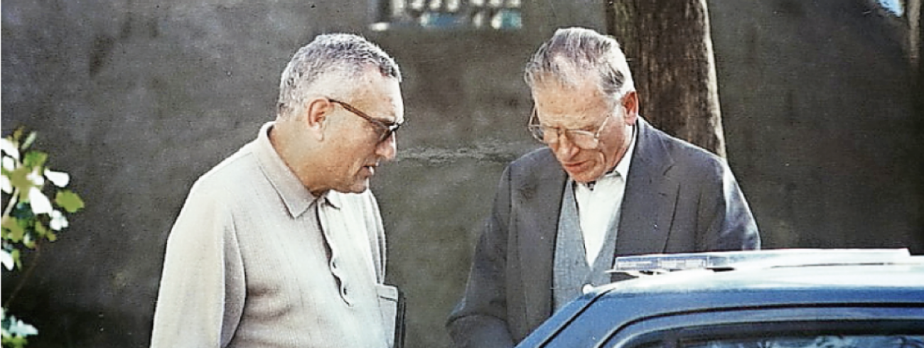 Charles Deckers (rechts) met zijn confrater Eric Bladt op de binnenkoer van Tizi Ouzou in Kabylië, waar pater Deckers op 27 december 1994 werd neergeschoten © RR
