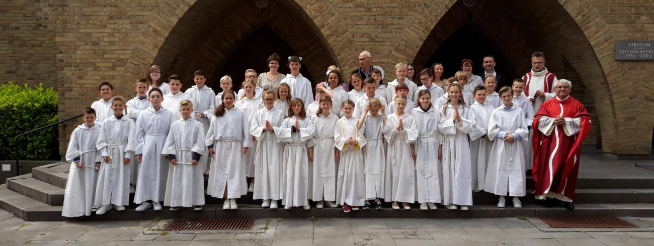 Vormelingen aan de Sint-Niklaaskerk van Oostduinkerke © Blanckaert
