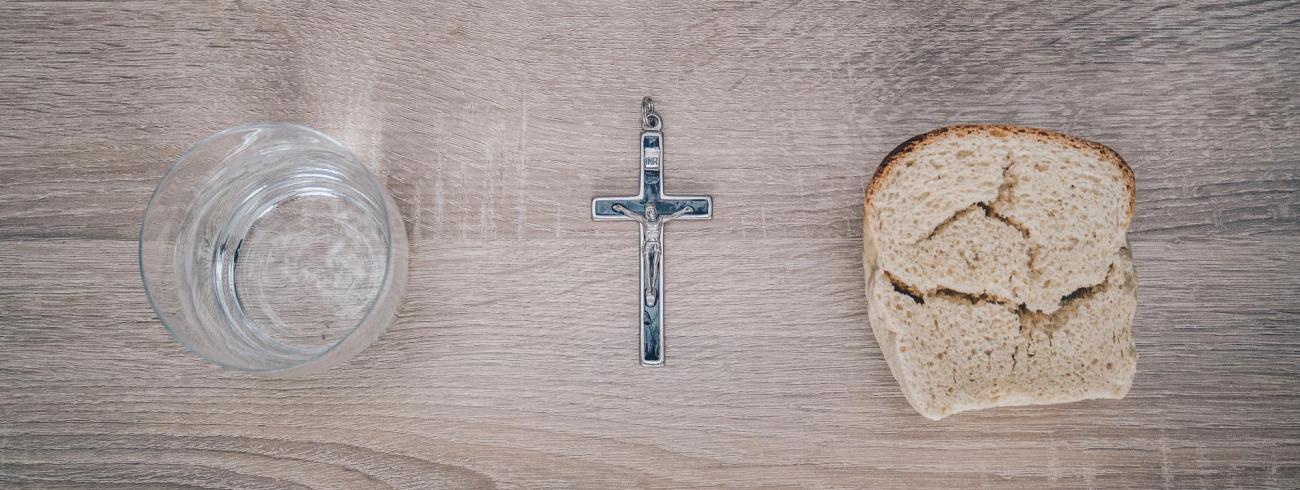 De drie pijlers van de veertigdagentijd, met het kruis in het midden © Timur Weber en Tima Miroshnichenko via pexels - Kamil Szumotalski via unsplash – bew. Piet Van Hoyweghen
