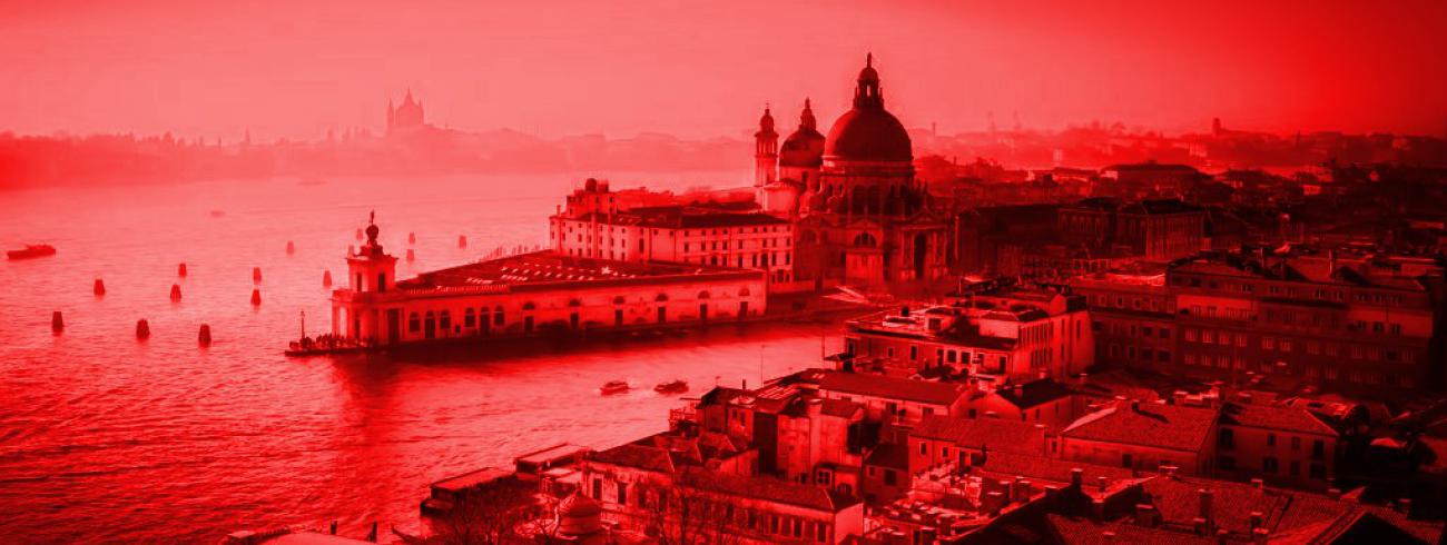 Ook het Canal Grende keurde rood in Venetië © Chiesa che Soffre