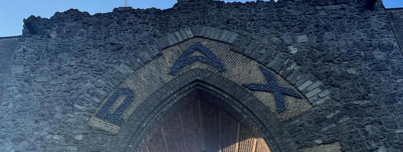 De stappers met het Vredeslicht aan de Pax-poort in Diksmuide 