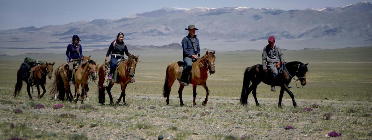 Reportagemaker Arnout Hauben trekt te paard door Mongolië. © VRT