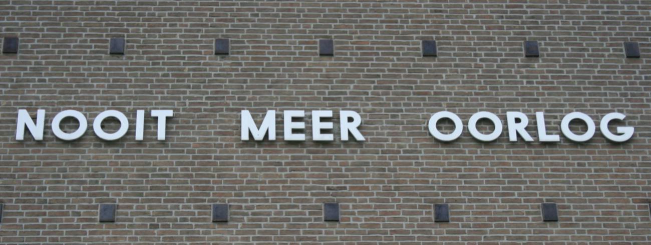 Nooit-meer-oorlog, in vier talen vermeld op de IJzertoren, Kaaskerke © Dirk Bellens