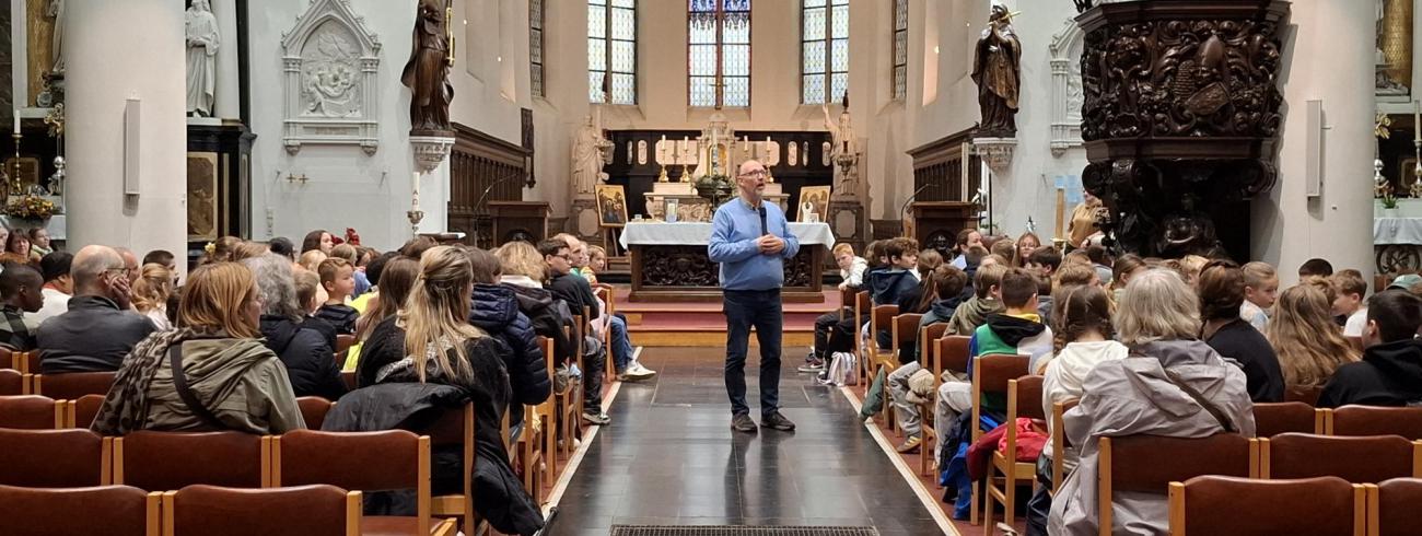 Rudi De Reys vertelt tijdens Welkom in de mis © PE Oscar Romero