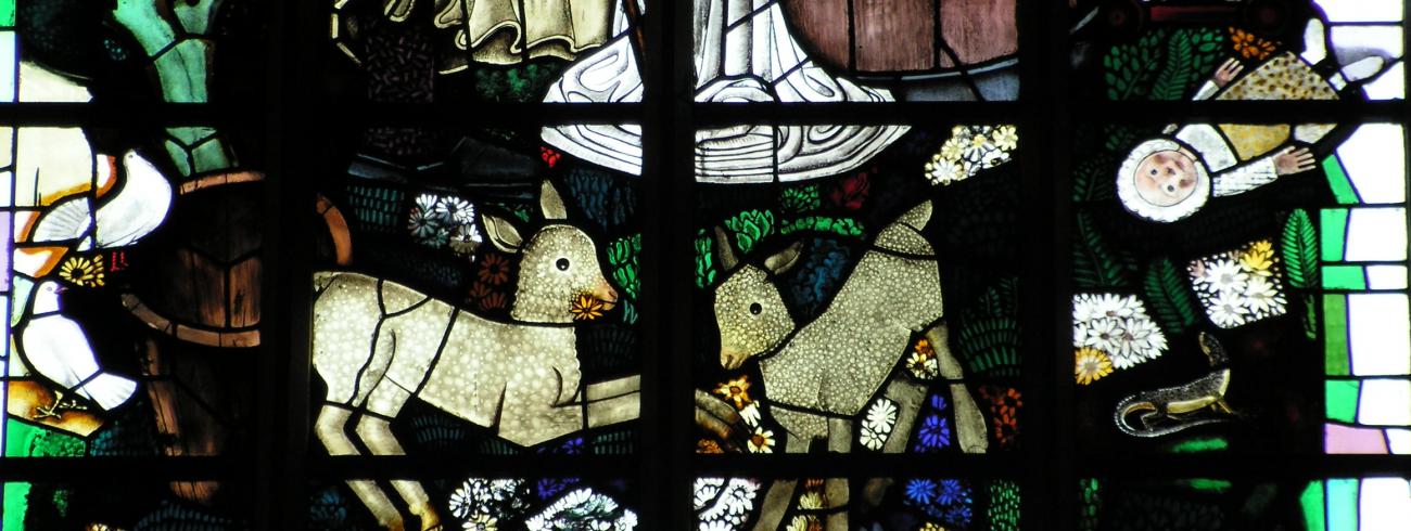 Detail glasraam Sint-Niklaas in de kerk in Dessel. © Luc Damen