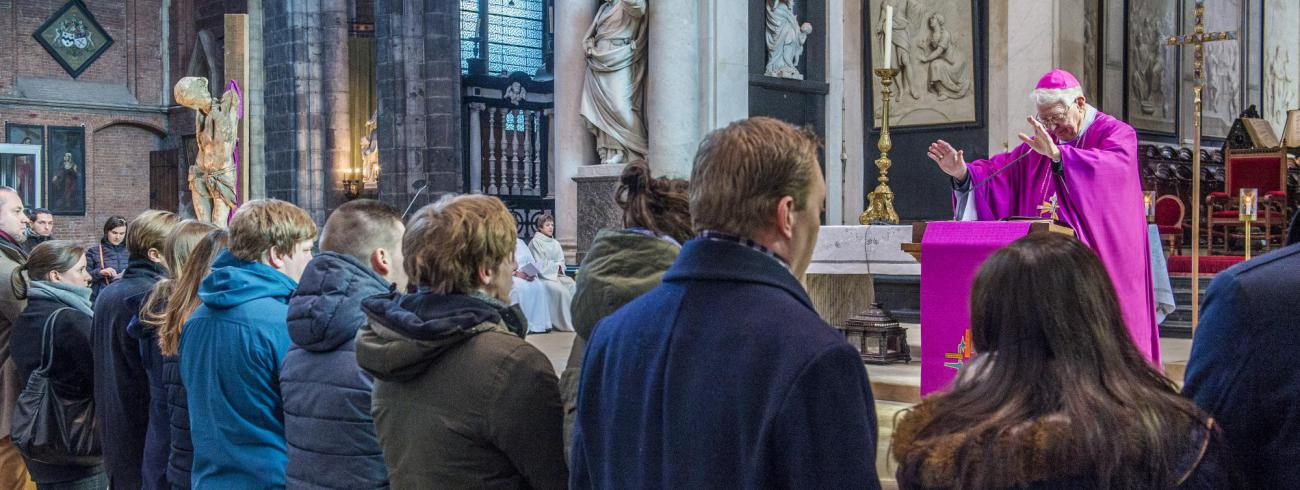 Zegen van huwelijkskandidaten in de Sint-Baafskathedraal in Gent © Bisdom Gent, foto: Frank Bahnmüller 