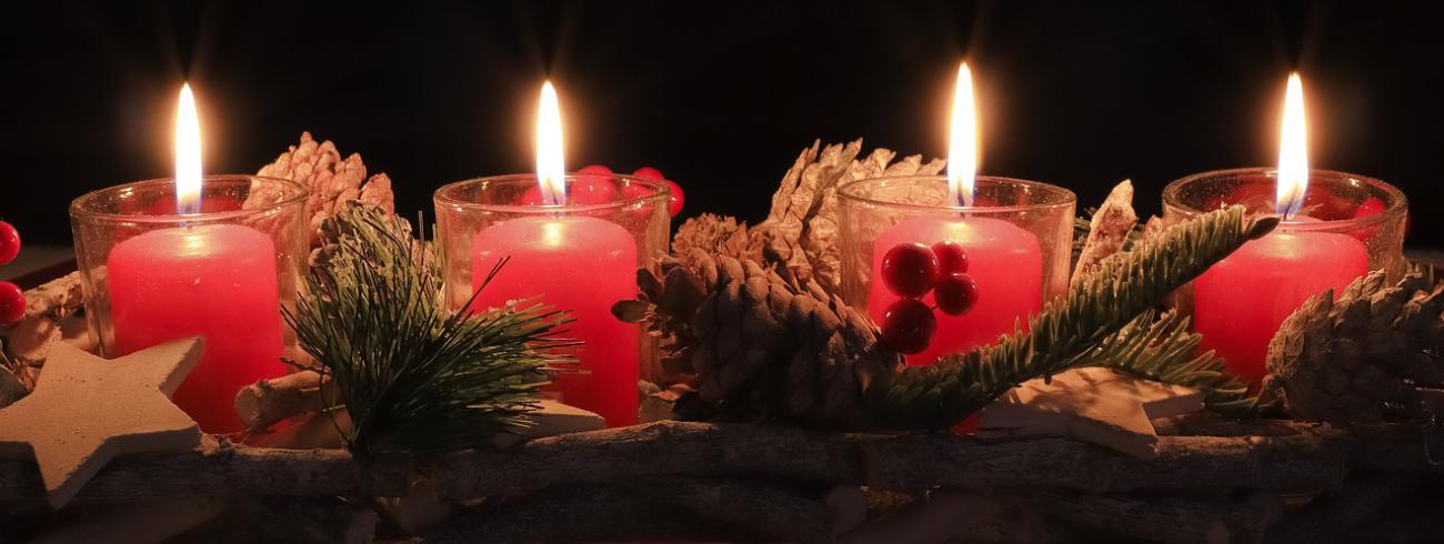 4 kaarsen branden op de adventskrans © cc Mario Cvitkovic