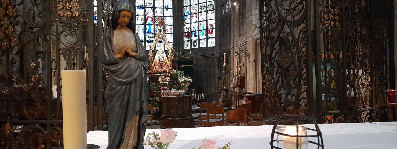 Adventsmaria met het vredeslicht in de Onze-Lieve-Vrouwekerk van Alsemberg. © rvdp