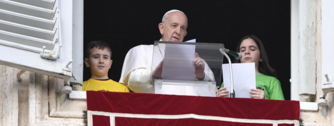 2 jongeren flankeerden de paus tijdens het angelusgebed van zondag © Vatican Media
