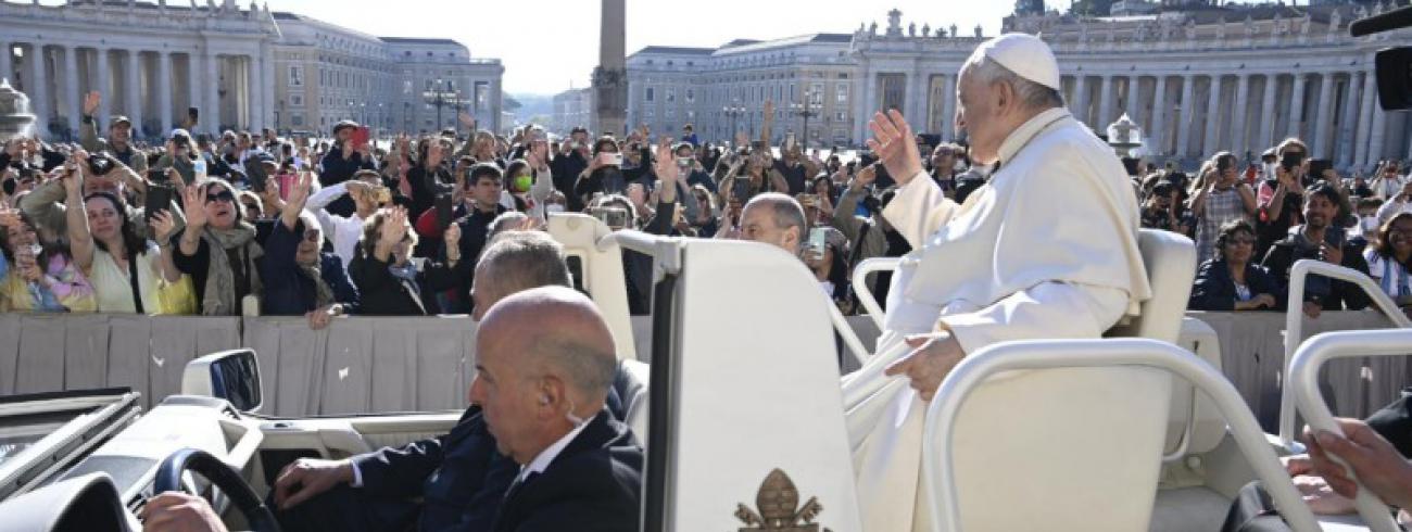 Zittend in de pausmobiel © Vatican Media