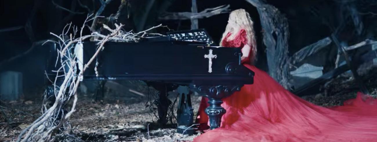 Avril Lavigne in de videoclip 'I Fell in Love with the Devil'. 